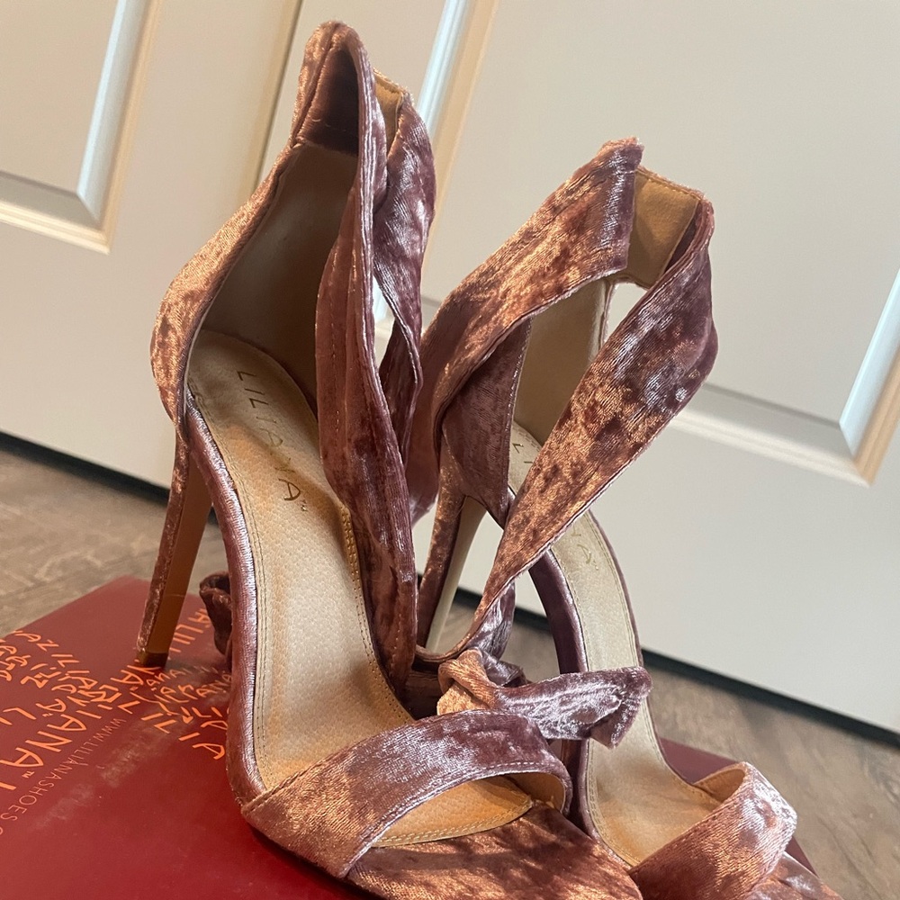 NWT Women’s Velvet Heels Size 7 1/2
